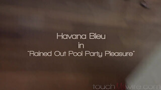Havana Bleu várja a gigantikus fügyit