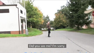 Világos Szőke fiatal csajszika a raktárban reszel