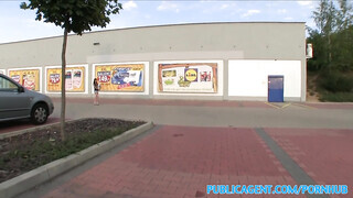 Yvette a lidl parkolójában kamatyol