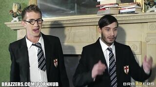 Tarra White a gyönyörű sulis repedtsarkú