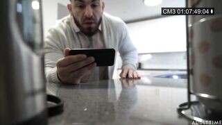 Az óriás cickós bejárónő megkettyintve