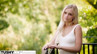 Christian Clay és Karla Kush popó lyukba dugva