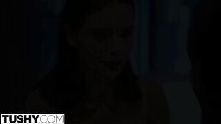 Lana Rhoades fenekét egy barna pasas bassza
