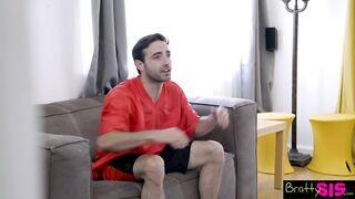A csábos zsenge csajszi tv nézés helyzett szopna
