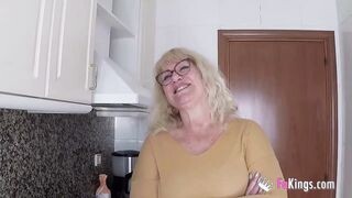 Fiatal fickó és a szexéhes nagymama