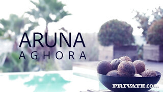 Aruna Aghora kicsike cuncija finoman meghágva
