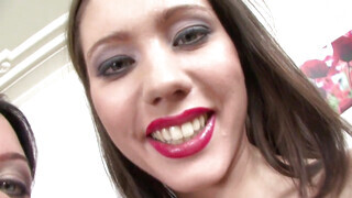 Legalporno - Alysa és Aspen hátsó nyílásba dugva