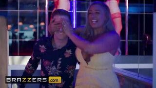 Brazzers - Blanche Bradburry kedveli a méretes rúdat