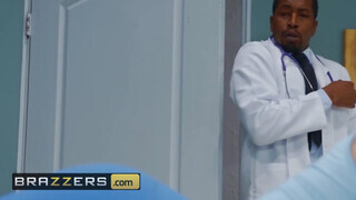 Brazzers - Nina Dee ánuszát a doktor bassza