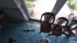 Kitetovált orosz fiatal csaj a medencénél hancúrozik