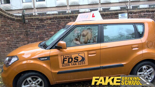 Fake Driving School - tetkós csajszi keményen akarja