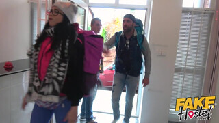 Fake Hostel - Argentin pipi a hapekja előtt kamatyol