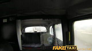 FakeTaxi - tetovált lány megkettyintve a hátsó ülésen
