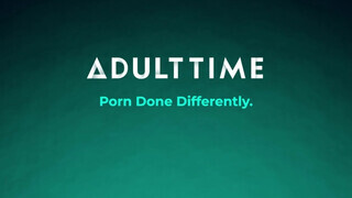 ADULT TIME - kopasz barna csajszi kinyalja a csaját