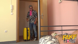Fake Hostel szűk pinájú olasz bige és kettő fallosz