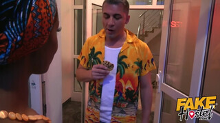 Fake Hostel afrikai csajszi és egy latina muff közösen