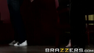 Brazzers - Keiran Lee egyszerre basz meg kettő macát