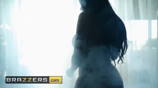 Brazzers - kerek formás fenekű gádzsi a fürdőkádban