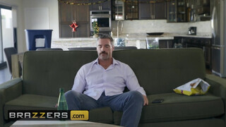 Brazzers - a kitetovált pornós csajszi elpusztítva