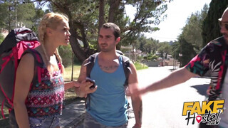 Dupla srác kufircolja a turista spinét - Fake Hostel