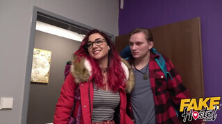 Tinédzser lány kikezd a szobatársával - Fake Hostel