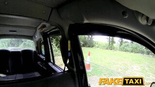 FakeTaxi még a sofőr fenekét is kinyalja a csajszika