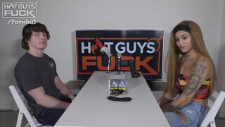 Spanyol zsenge nőci és a sportos hapsi - Hot Guys Fuck