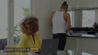 Brazzers - Demi Sutra befogadja a fehér hímvesszőt