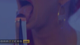 Brazzers - Phoenix Marie méretes popsija megdolgozva