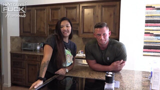 Hot guys fuck - pufi faszi legyalázza a kicsike thai kis csajt