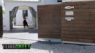 TeenPies - Kali Roses borotvált picsája megkettyintve