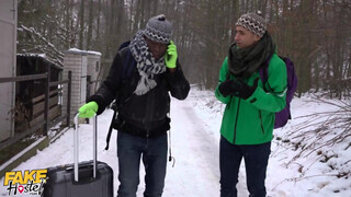Gigantikus mellű tinédzser gádzsi és a turista srácok - Fake Hostel