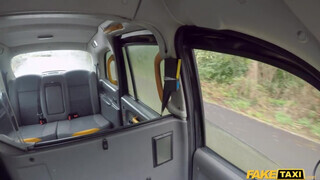 Fake Taxi - Ava Austen a termetes fenekű tetkós gádzsi