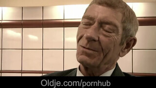 Magyar pornós csajszika reszel koros pacákkal - Oldje