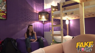 Három lesbi bige kényezteti egymást - Fake Hostel