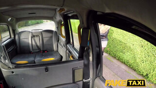 Csöcsös tinédzser csaj segget nyal - Fake Taxi