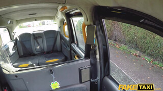 Phoenix Madina kinyalja a taxis fenekét - Fake Taxi