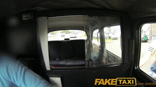 FakeTaxi - Bonnie Rose bekapja a hímtagot
