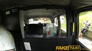 Faketaxi - szőrös pinájú milf maca kefél egyet