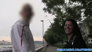 PublicAgent - Vivien Bell a fullos dzsipó csajszika
