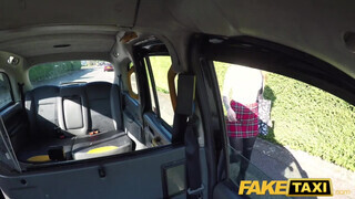 Fake Taxi - Kylie Nymphette a lotyó egyetemista gádzsi
