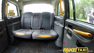 Fake Taxi - Csöcsös lány kamatyol a hátsó ülésen