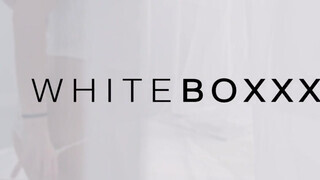 WhiteBoxxx - Eveline Dellai imádja popóba csinálni
