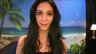 Mia Sanchez feldug egy óriási műfalloszt