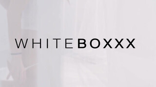 WhiteBoxxx - Naomi bevállalja a méretes kárót