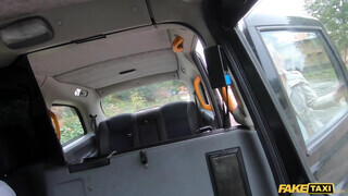 Fake Taxi - Cuki maca kefélni akar a taxiban