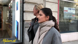 Tinédzser szuka nyalja a szőrös korosodó muffot