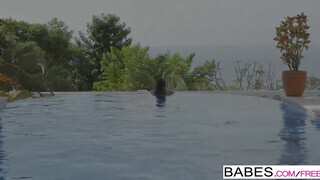 Babes - csábos enyelgés a medencében