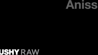 TUSHYRAW - Anissa Kate hátsójába kukacot tolnak