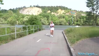 Public Agent - Termetes csöcsű szép popós csajszi